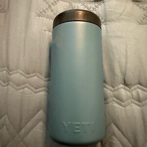 Yeti RAMBLER®
12 OZ COLSTER® SLIM CAN COOLER